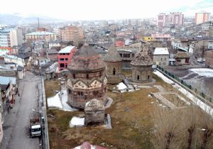 Üç Kümbetler'e Aksak desteği